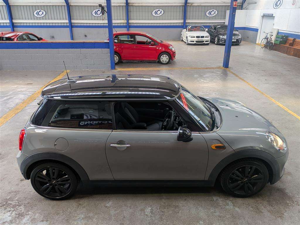 <p>2015 MINI COOPER AUTO</p>