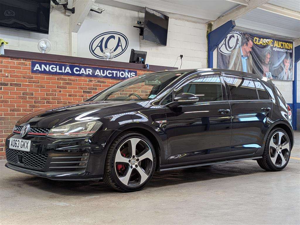 <p>2014 VOLKSWAGEN GOLF GTI S-A</p>