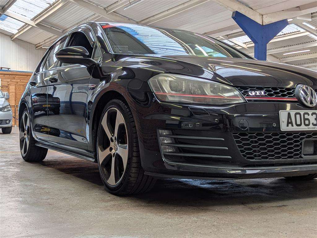 <p>2014 VOLKSWAGEN GOLF GTI S-A</p>