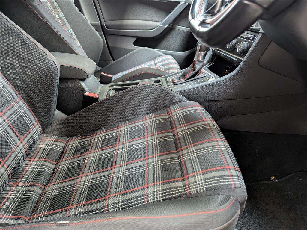 <p>2014 VOLKSWAGEN GOLF GTI S-A</p>