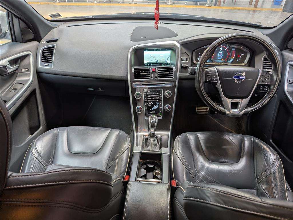 <p>2015 VOLVO XC60 R-DESIGN LUX NAV D4</p>