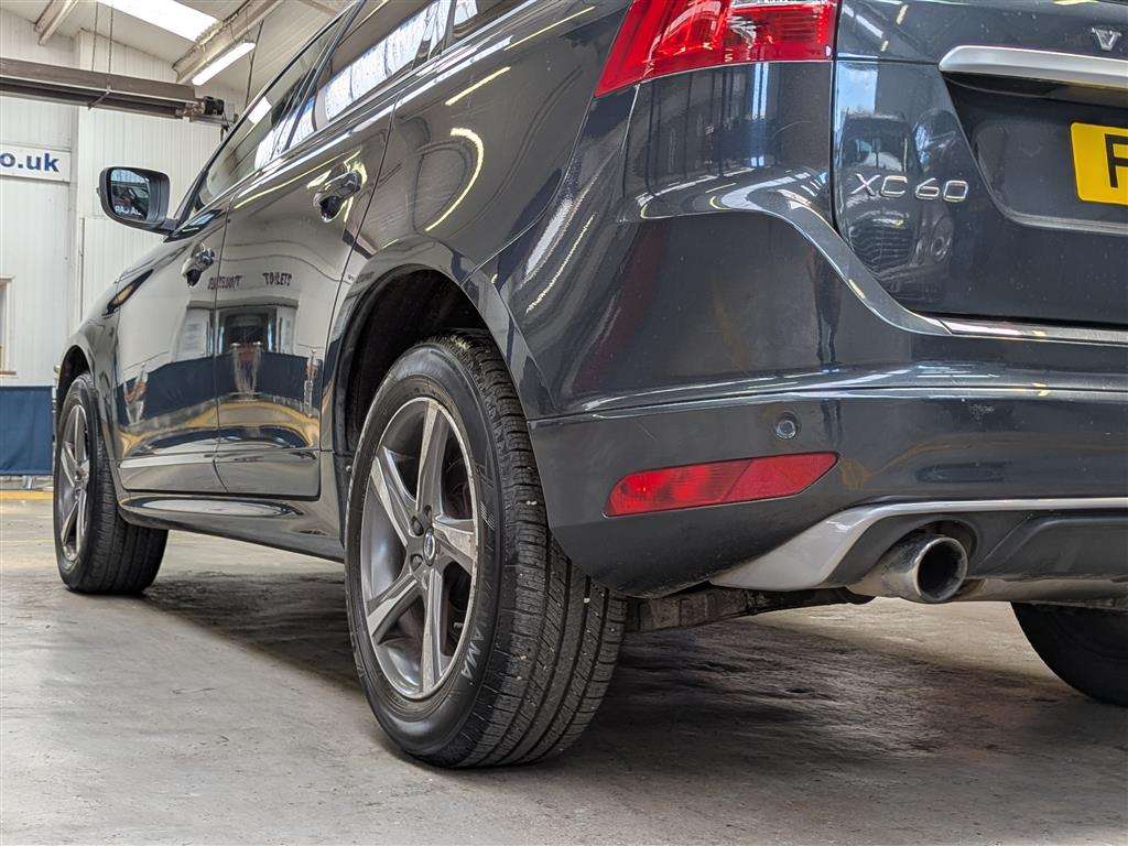 <p>2015 VOLVO XC60 R-DESIGN LUX NAV D4</p>