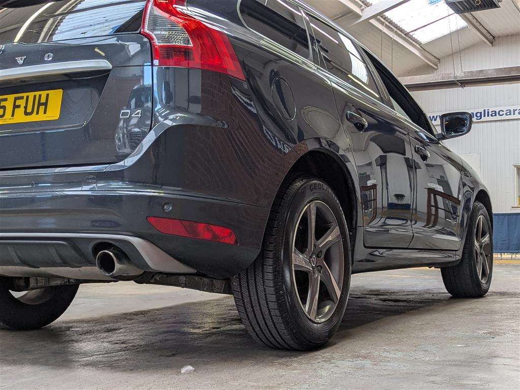 <p>2015 VOLVO XC60 R-DESIGN LUX NAV D4</p>