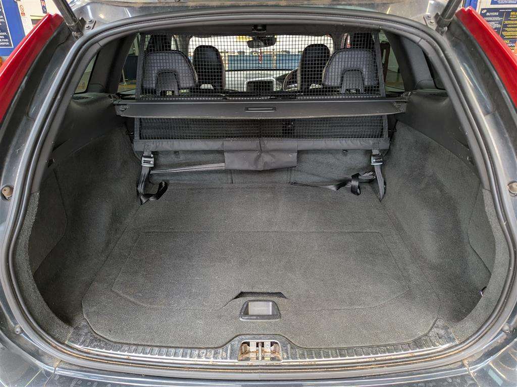 <p>2015 VOLVO XC60 R-DESIGN LUX NAV D4</p>