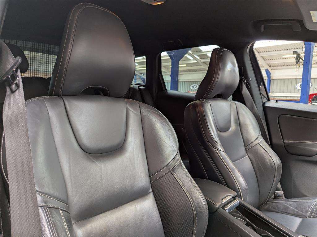 <p>2015 VOLVO XC60 R-DESIGN LUX NAV D4</p>