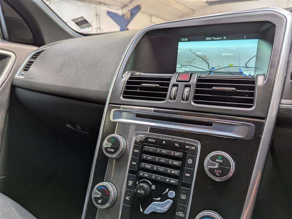 <p>2015 VOLVO XC60 R-DESIGN LUX NAV D4</p>