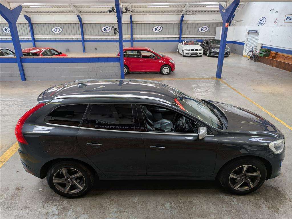 <p>2015 VOLVO XC60 R-DESIGN LUX NAV D4</p>