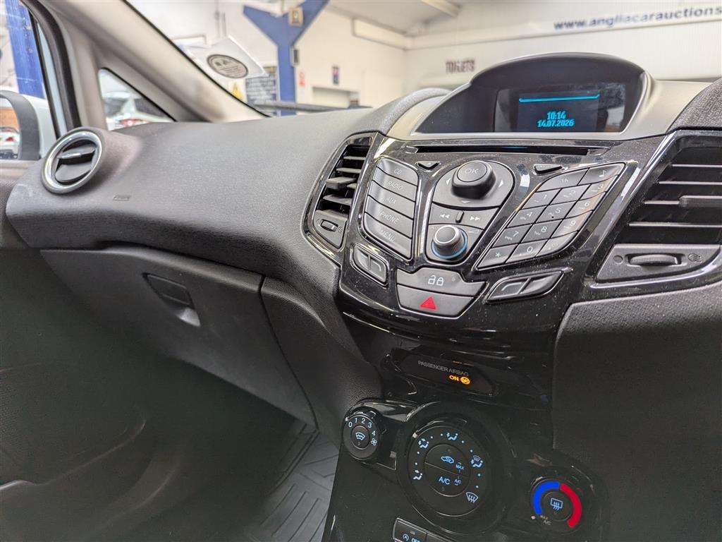 <p>2014 FORD FIESTA ZETEC</p>