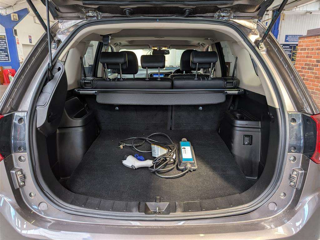 <p>2016 MITSUBISHI OUTLANDER GX 4H PHEV S-A</p>
