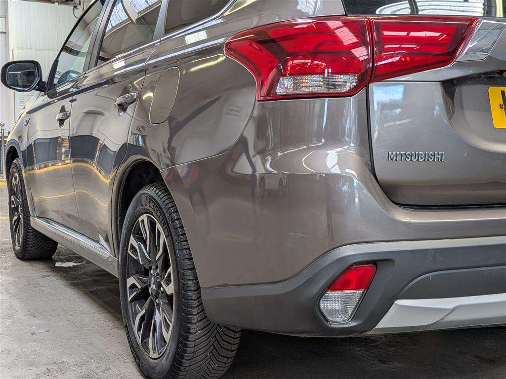 <p>2016 MITSUBISHI OUTLANDER GX 4H PHEV S-A</p>