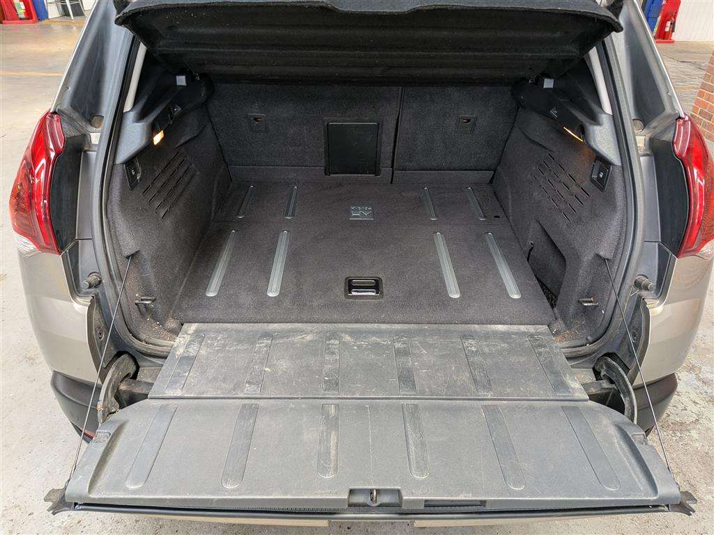 <p>2015 PEUGEOT 3008 ALLURE HYBRID4 AUTO</p>