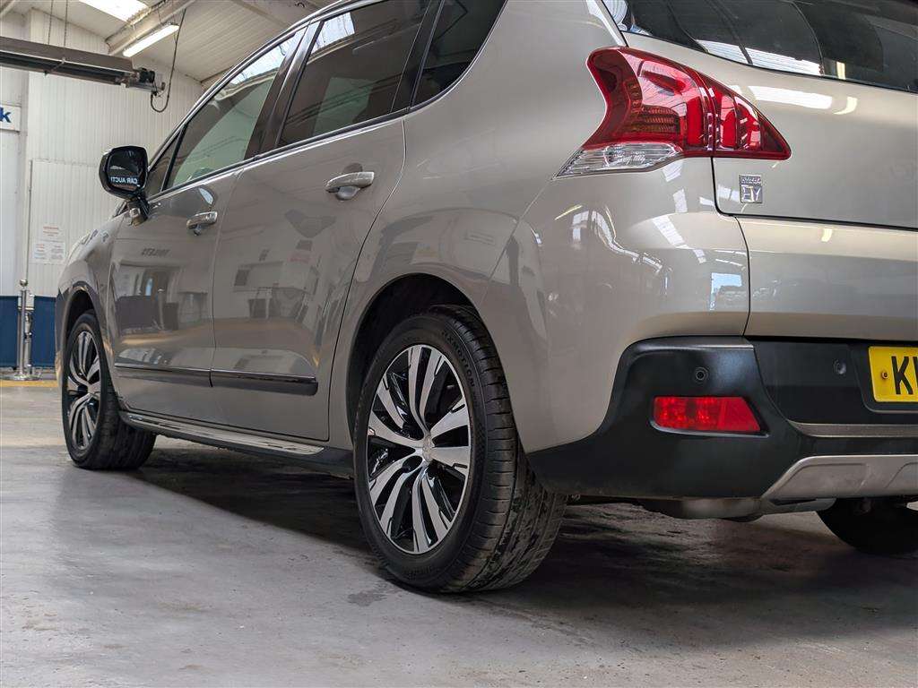 <p>2015 PEUGEOT 3008 ALLURE HYBRID4 AUTO</p>