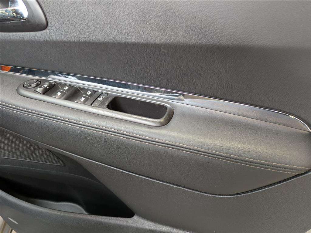 <p>2015 PEUGEOT 3008 ALLURE HYBRID4 AUTO</p>