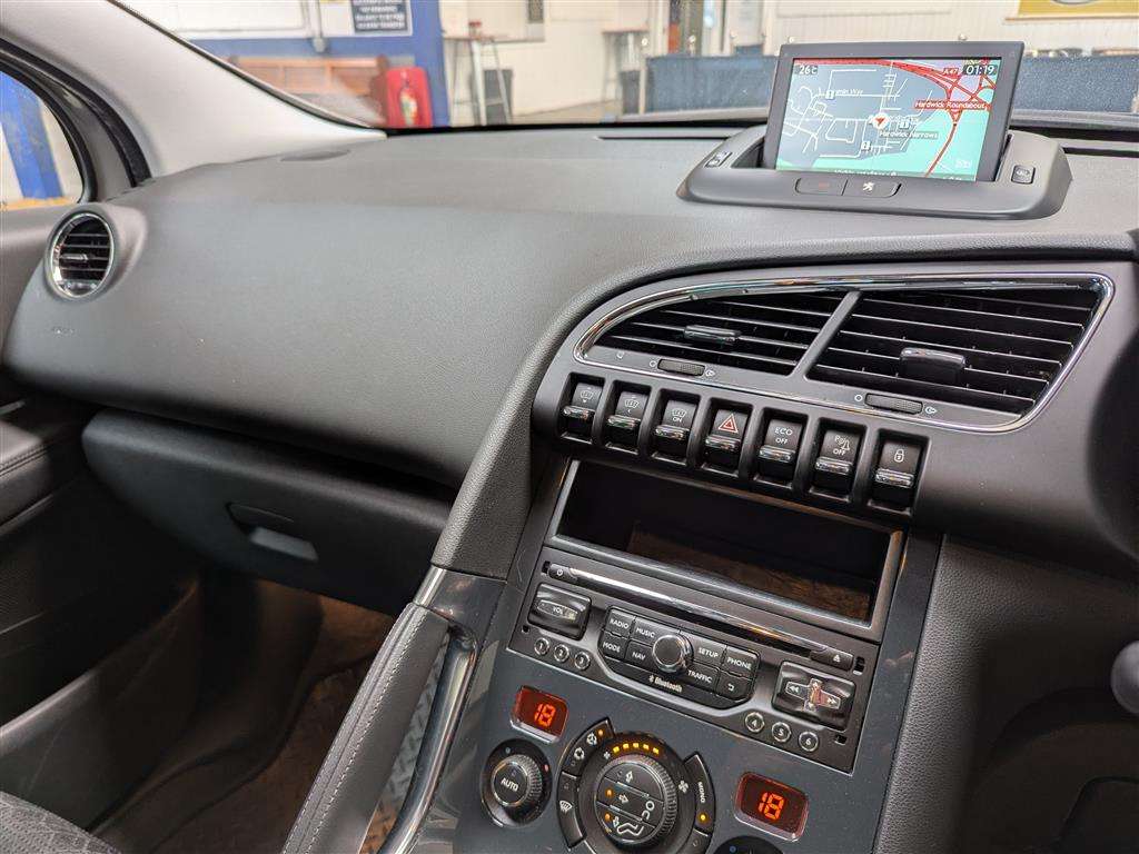 <p>2015 PEUGEOT 3008 ALLURE HYBRID4 AUTO</p>