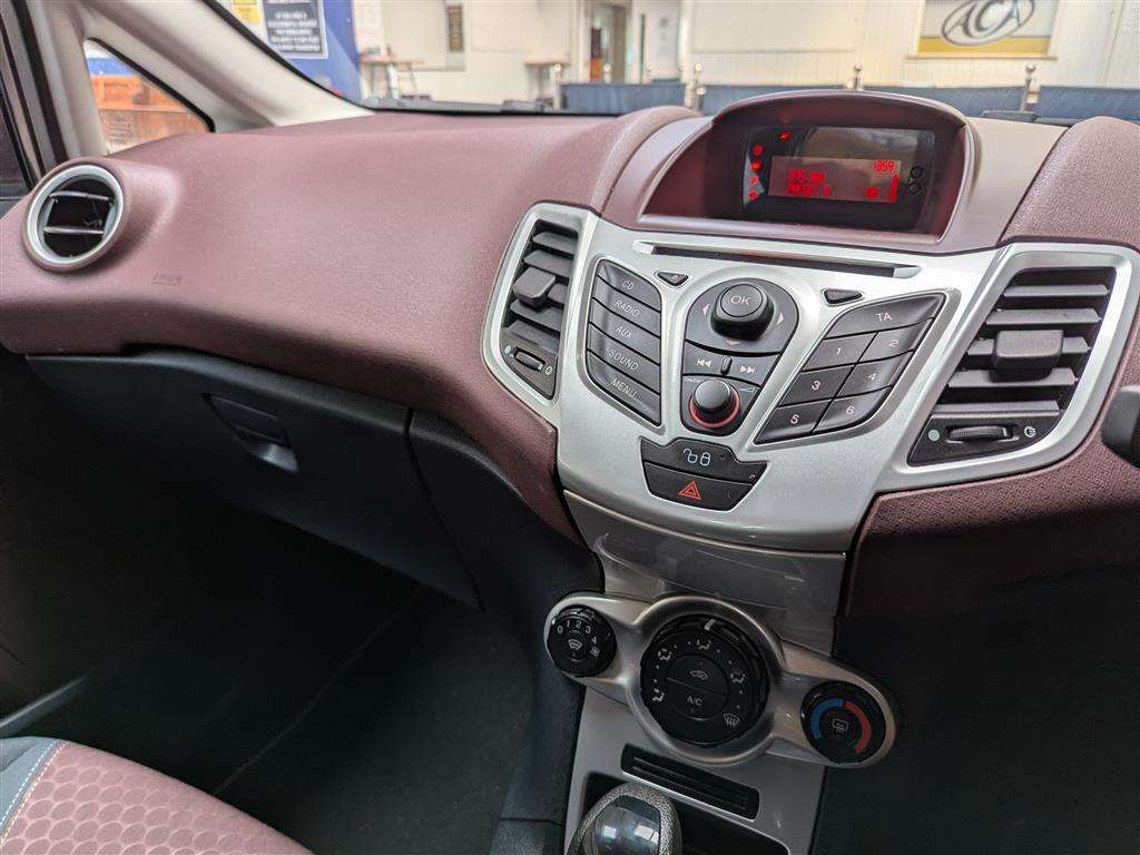 <p>2009 FORD FIESTA ZETEC AUTO</p>