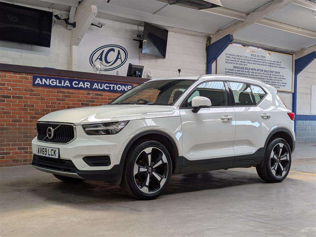 <p>2020 VOLVO XC40 MOMENTUM D3</p>