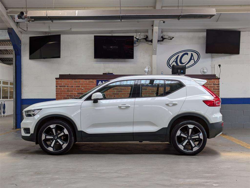 <p>2020 VOLVO XC40 MOMENTUM D3</p>