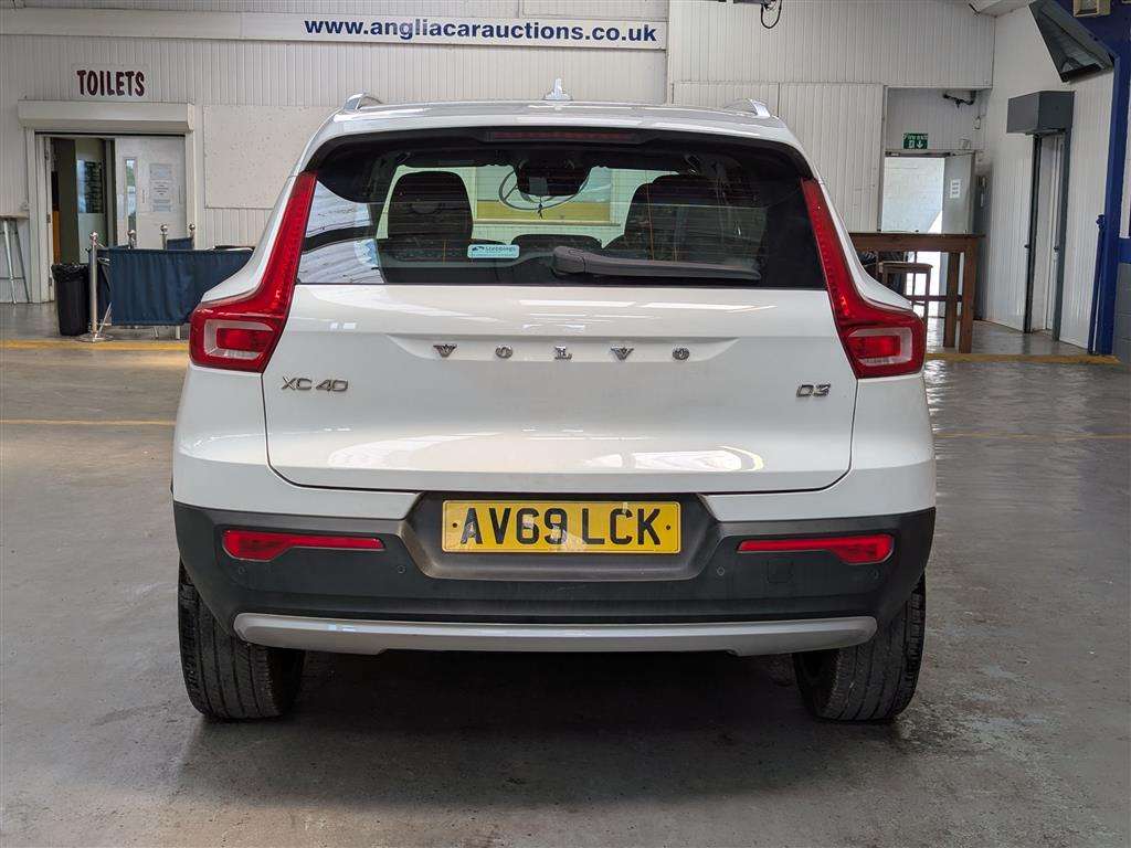 <p>2020 VOLVO XC40 MOMENTUM D3</p>