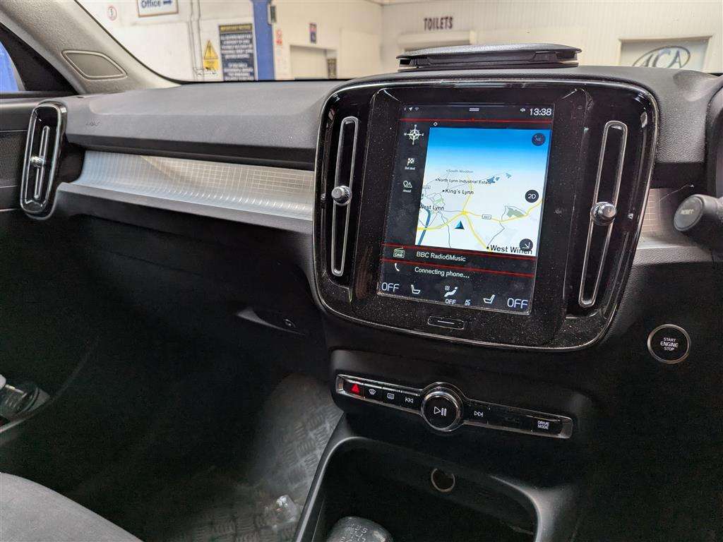 <p>2020 VOLVO XC40 MOMENTUM D3</p>