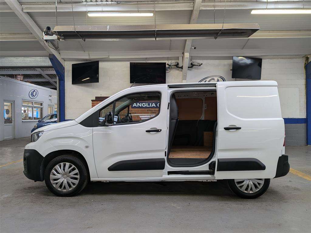 <p>2022 PEUGEOT PARTNER PROFESSIONAL PREM</p>