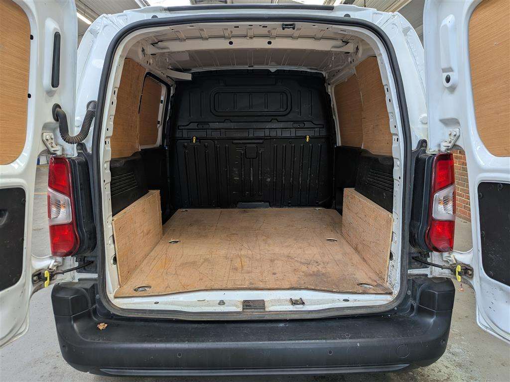<p>2022 PEUGEOT PARTNER PROFESSIONAL PREM</p>
