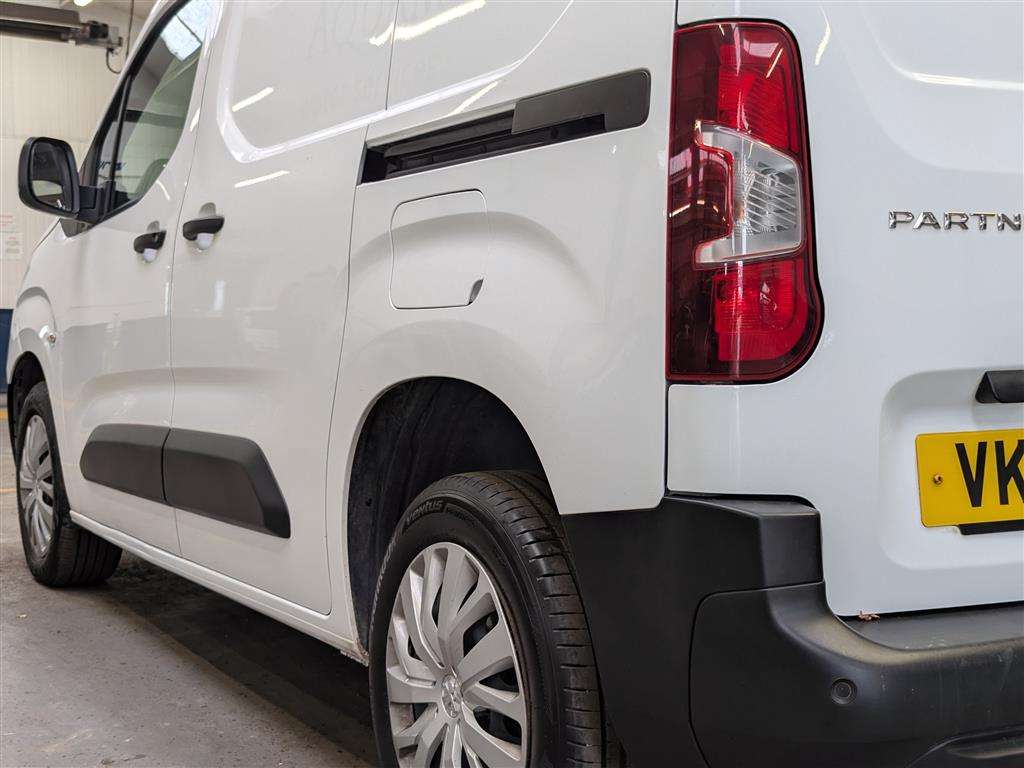 <p>2022 PEUGEOT PARTNER PROFESSIONAL PREM</p>
