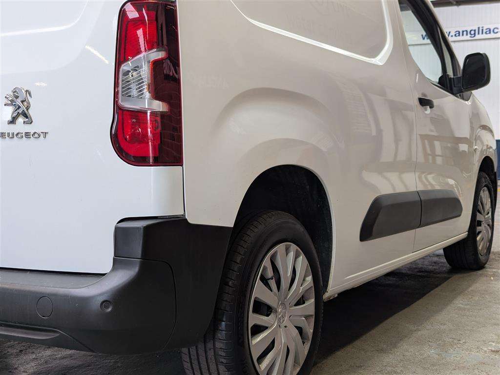 <p>2022 PEUGEOT PARTNER PROFESSIONAL PREM</p>