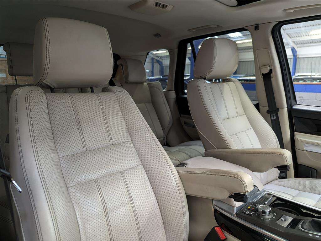 <p>2010 LAND ROVER RANGE ROVER SP HSE TDV6 A</p>