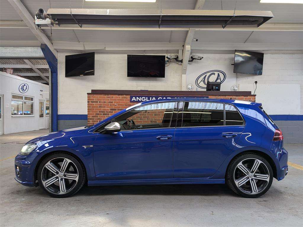 <p>2016 VOLKSWAGEN GOLF R DSG</p>