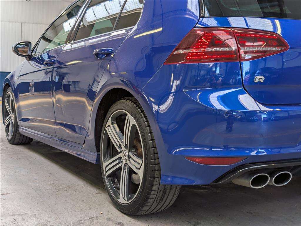 <p>2016 VOLKSWAGEN GOLF R DSG</p>