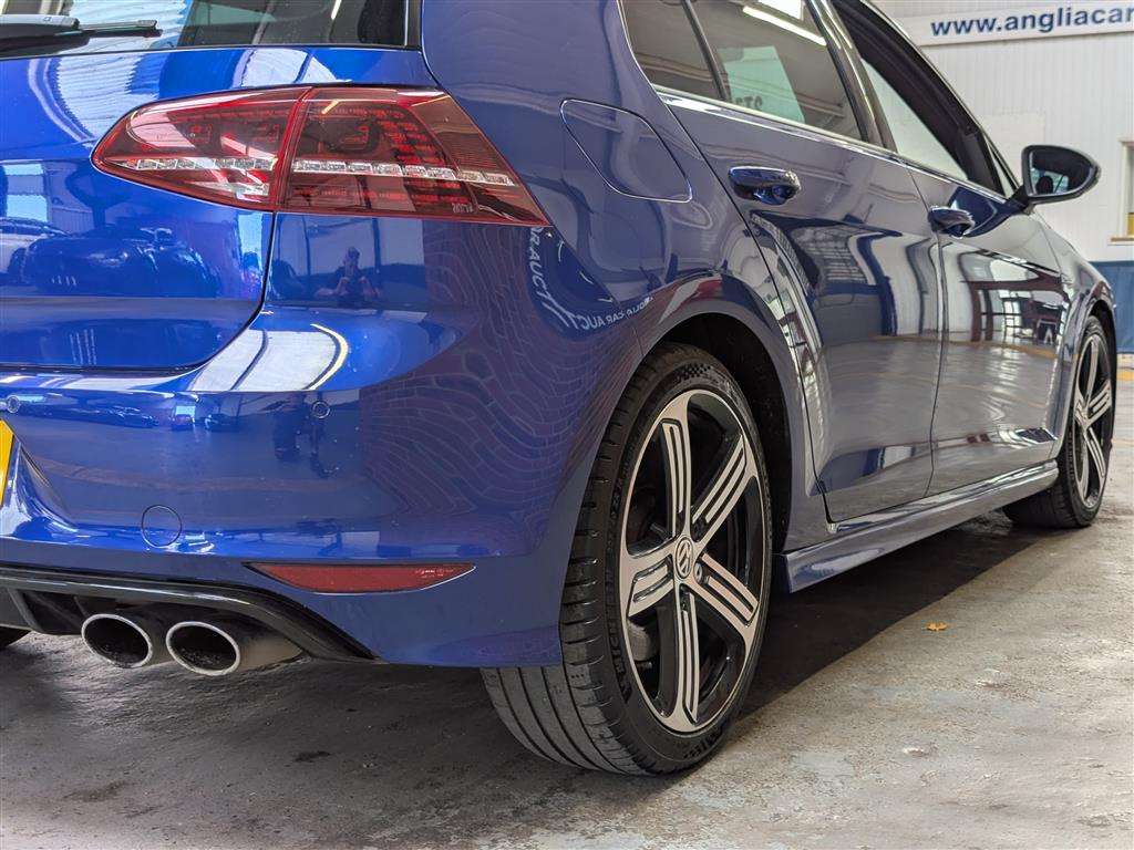 <p>2016 VOLKSWAGEN GOLF R DSG</p>