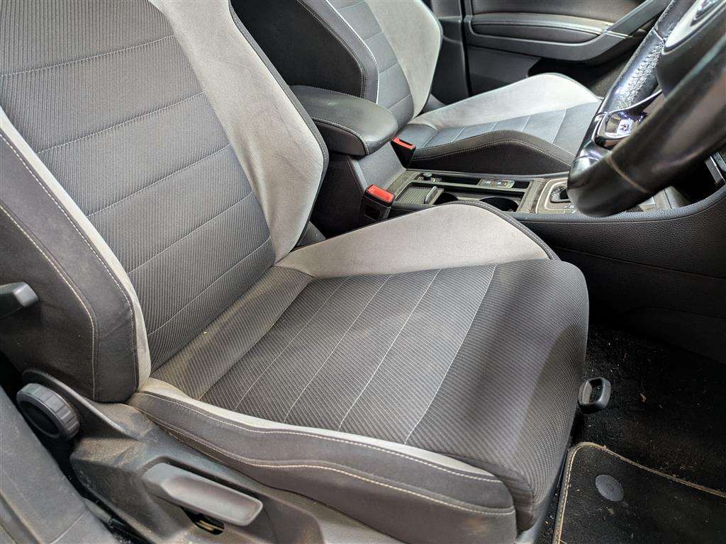 <p>2016 VOLKSWAGEN GOLF R DSG</p>