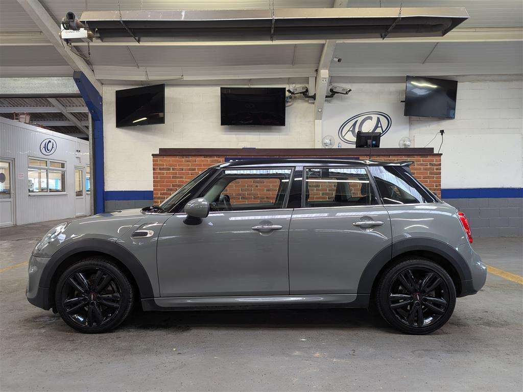 <p>2017 MINI COOPER</p>