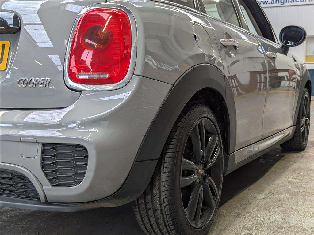 <p>2017 MINI COOPER</p>