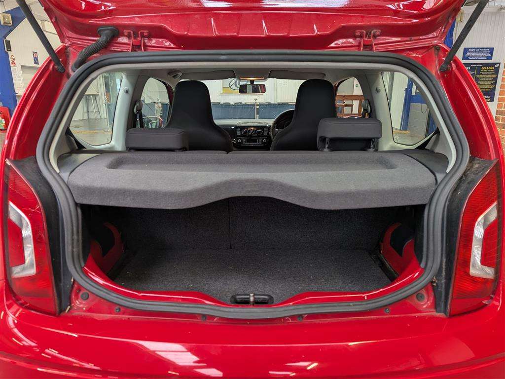 <p>2013 VOLKSWAGEN MOVE UP</p>
