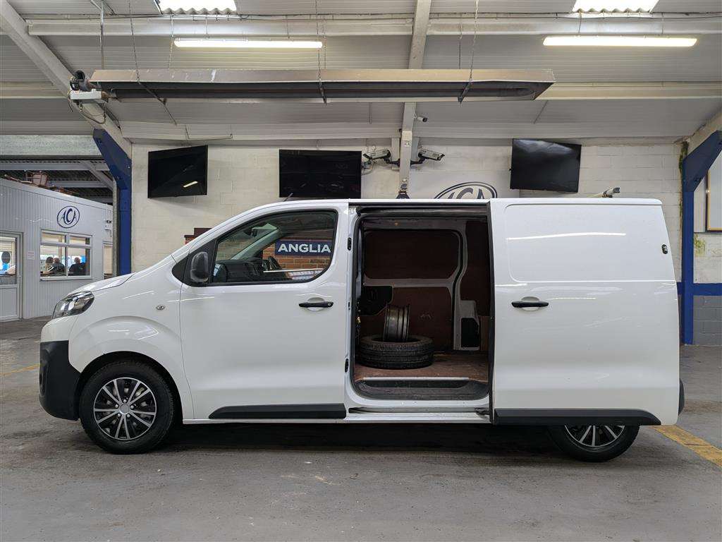 <p>2019 CITROEN DISPATCH 1000 EN-PRISE BH</p>