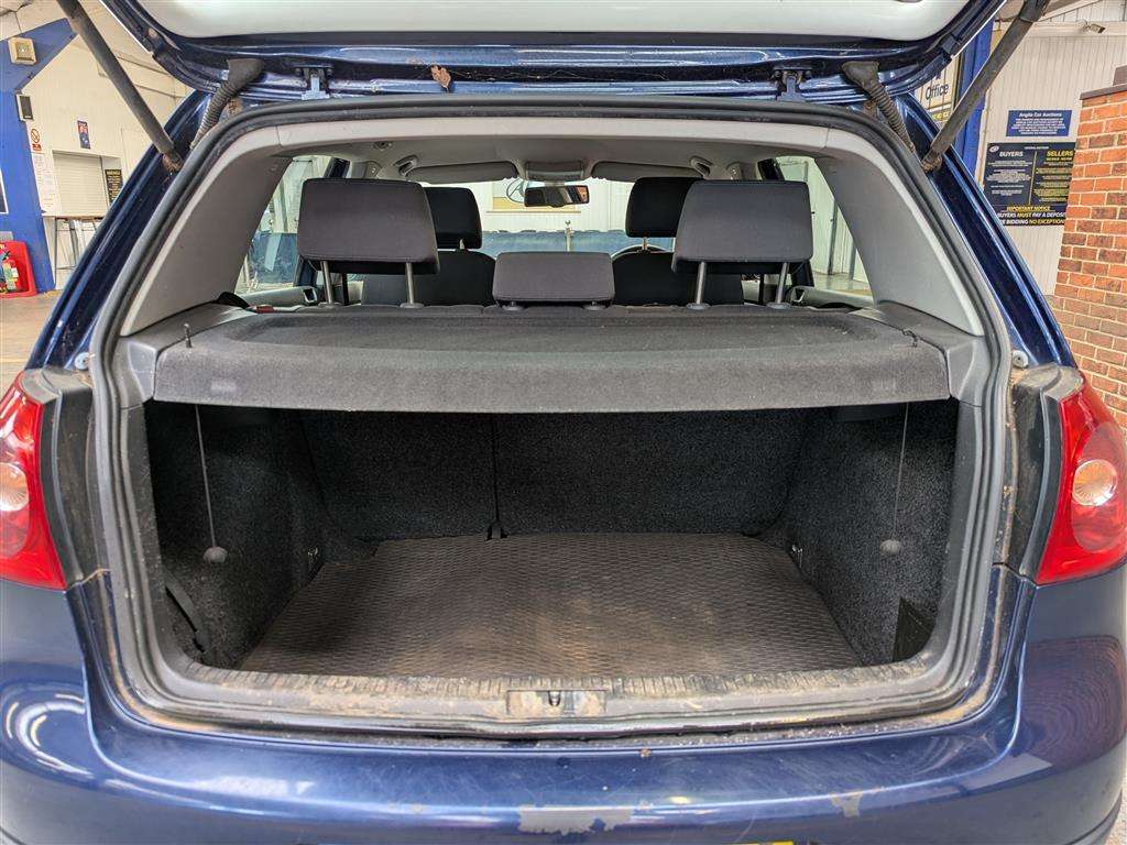 <p>2004 VOLKSWAGEN GOLF GT TDI</p>