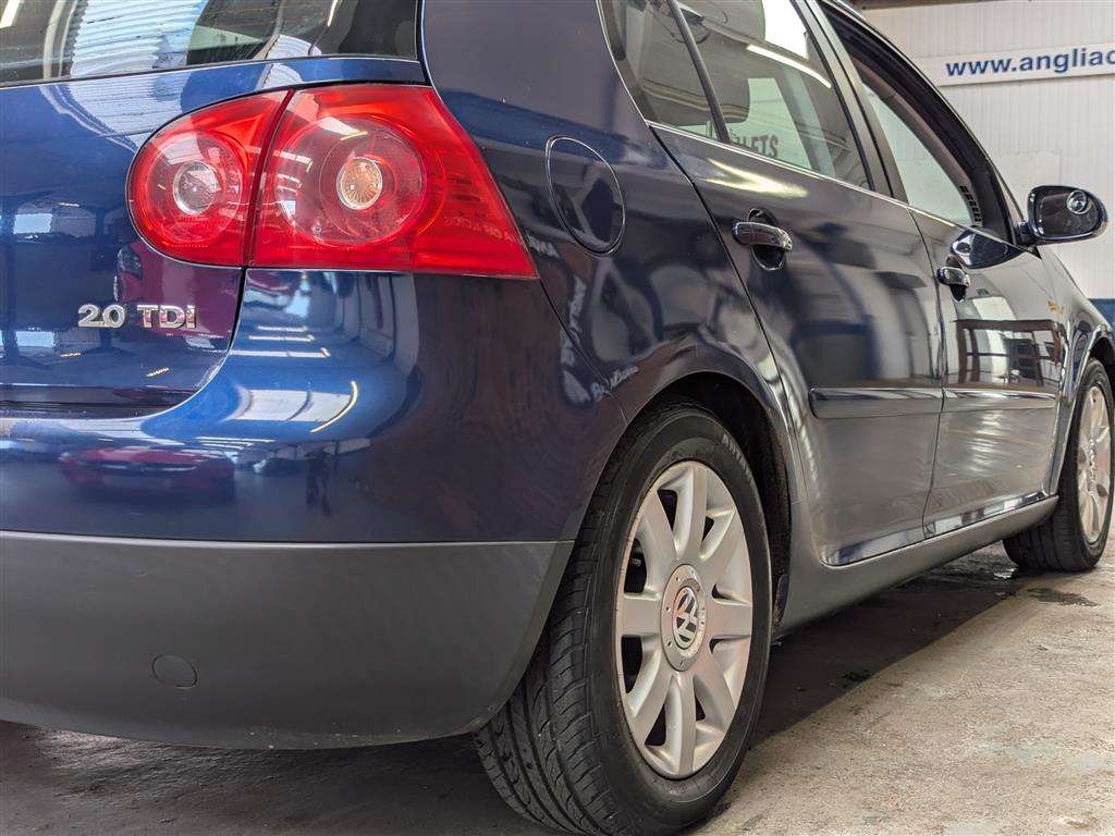 <p>2004 VOLKSWAGEN GOLF GT TDI</p>
