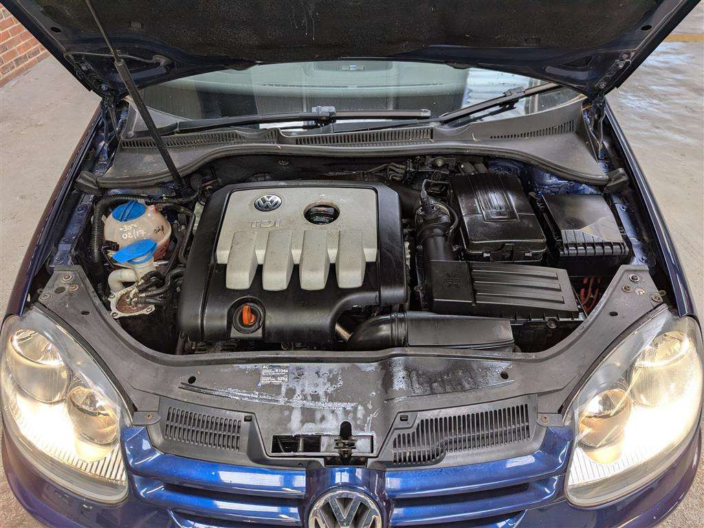 <p>2004 VOLKSWAGEN GOLF GT TDI</p>