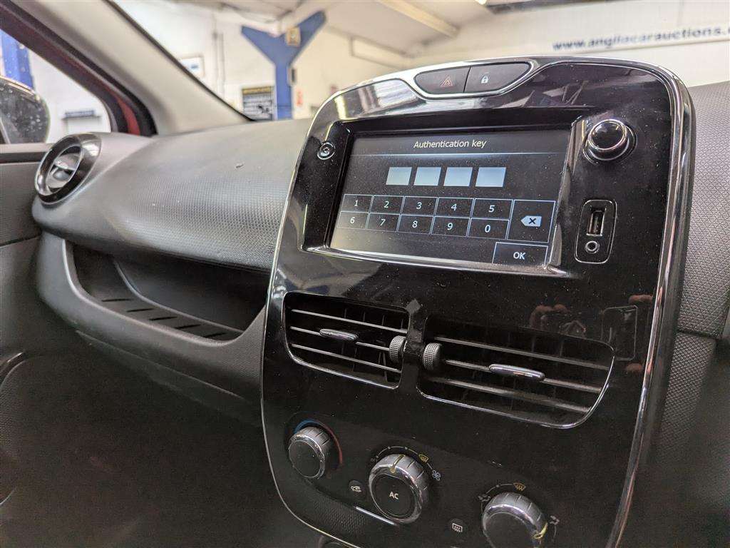 <p>2013 RENAULT CLIO DYNAMIQUE MEDIANAV</p>