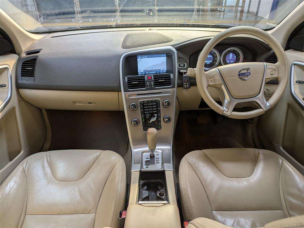 <p>2011 VOLVO XC60 SE LUX AWD D5 AUTO</p>