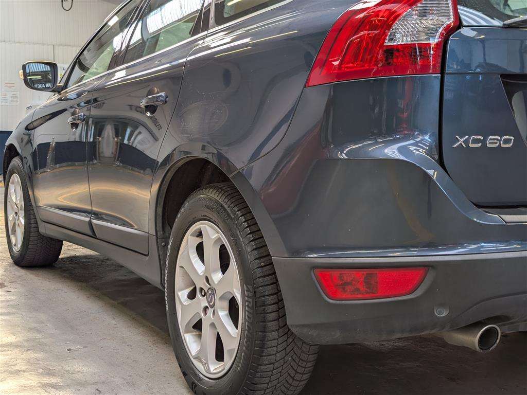 <p>2011 VOLVO XC60 SE LUX AWD D5 AUTO</p>