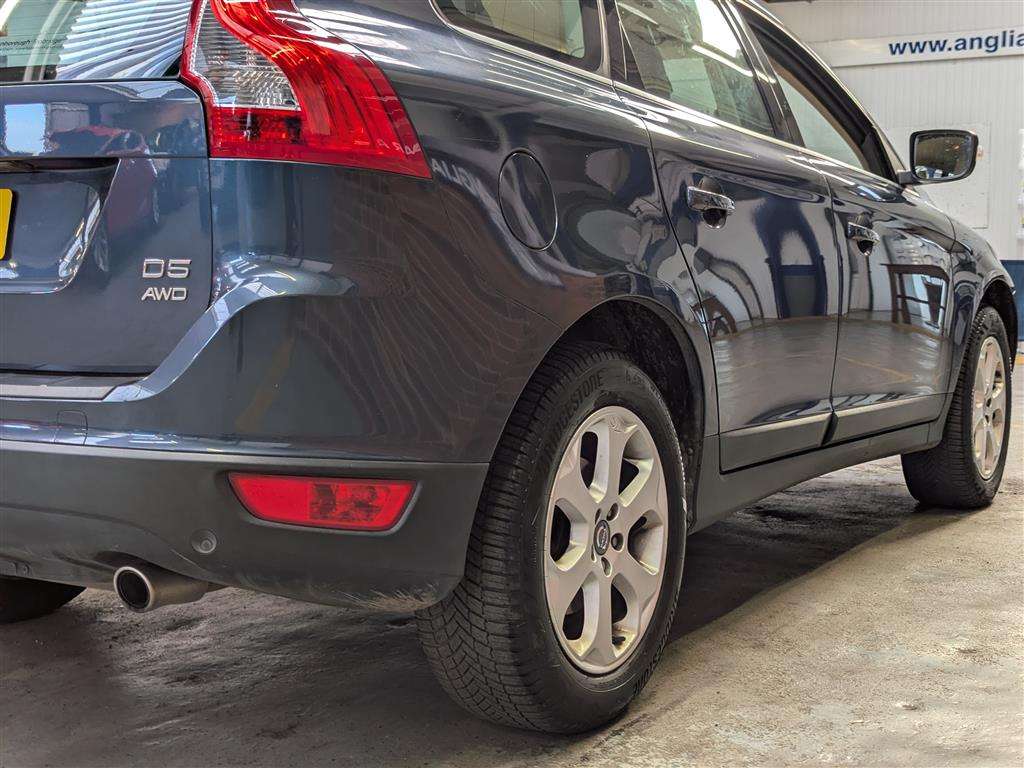 <p>2011 VOLVO XC60 SE LUX AWD D5 AUTO</p>