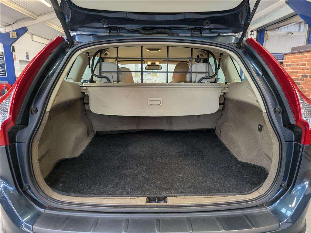 <p>2011 VOLVO XC60 SE LUX AWD D5 AUTO</p>