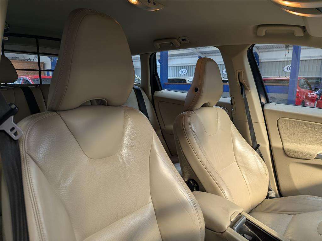 <p>2011 VOLVO XC60 SE LUX AWD D5 AUTO</p>