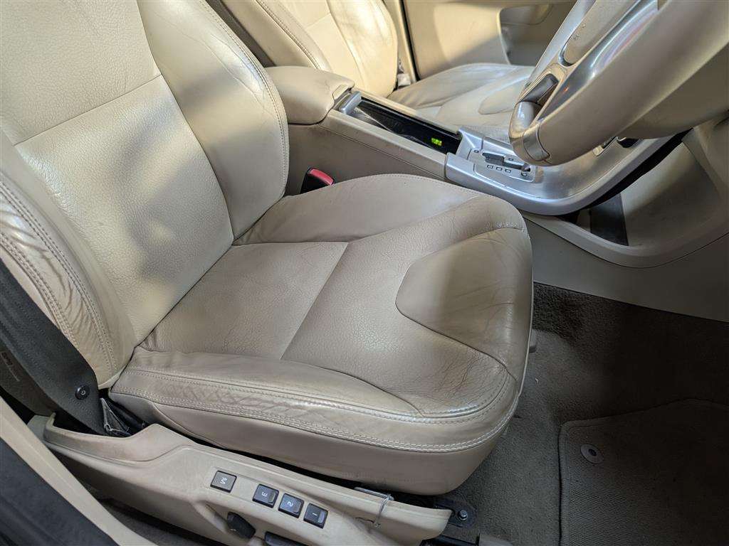 <p>2011 VOLVO XC60 SE LUX AWD D5 AUTO</p>