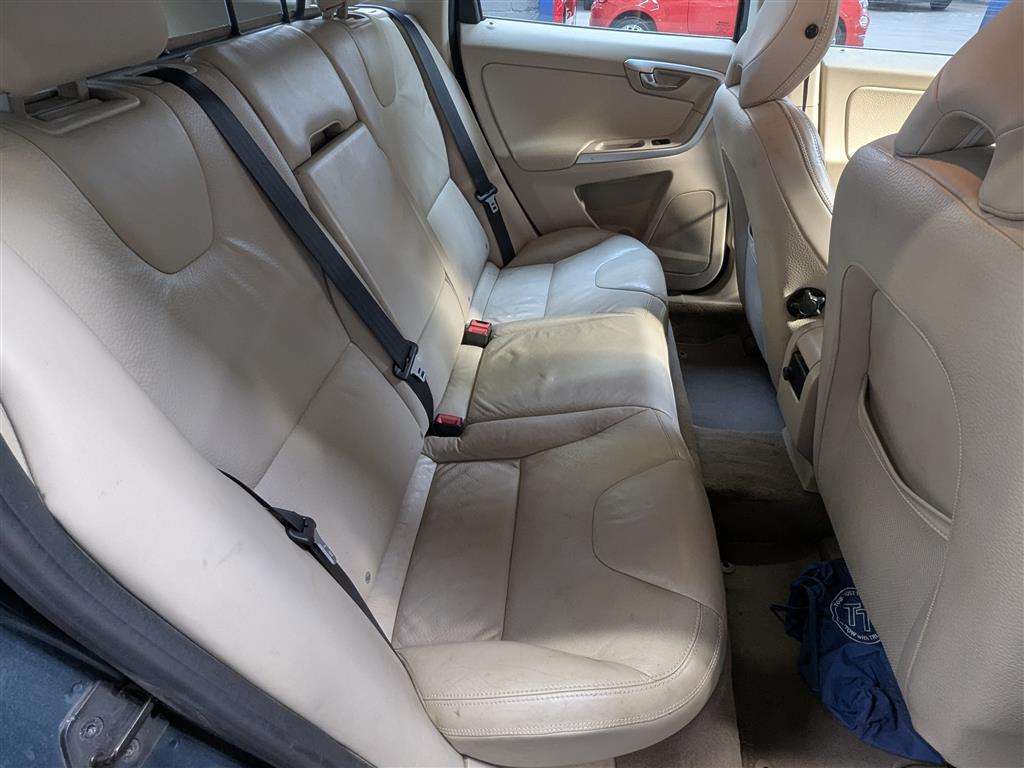<p>2011 VOLVO XC60 SE LUX AWD D5 AUTO</p>