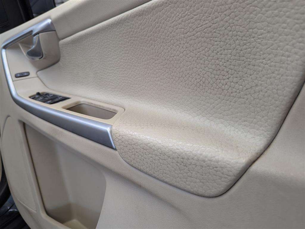 <p>2011 VOLVO XC60 SE LUX AWD D5 AUTO</p>
