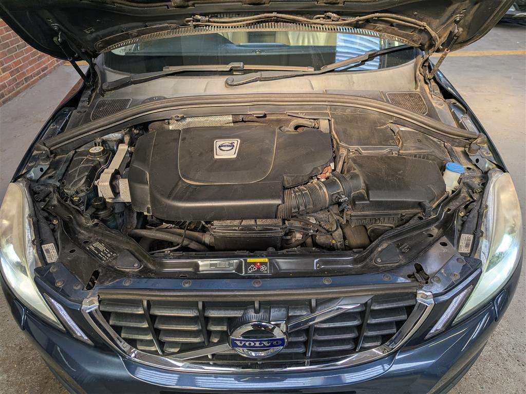<p>2011 VOLVO XC60 SE LUX AWD D5 AUTO</p>