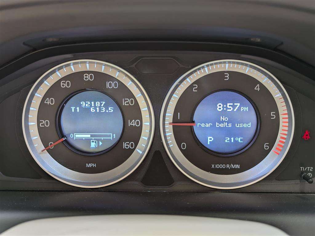 <p>2011 VOLVO XC60 SE LUX AWD D5 AUTO</p>
